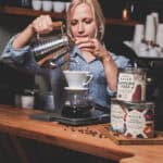 Baristas darbs un dzērienu servēšana iemūžināta reklāmas vajadzībām | Produktu Fotogrāfs – Ventaskrasts Media