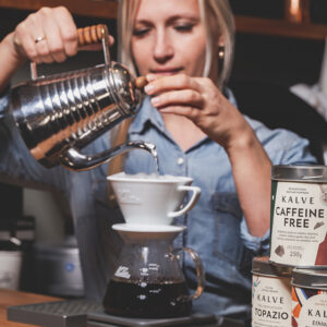 Baristas darbs un dzērienu servēšana iemūžināta reklāmas vajadzībām | Produktu Fotogrāfs – Ventaskrasts Media