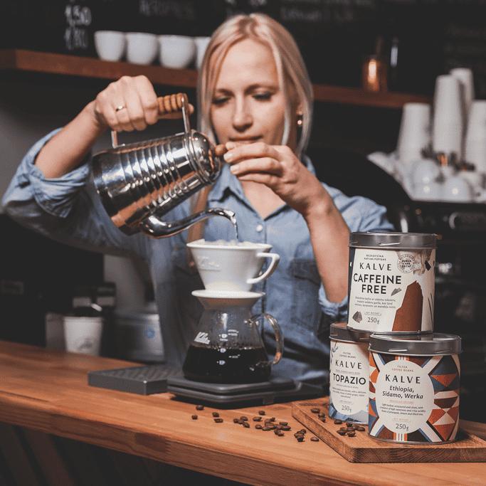 Baristas darbs un dzērienu servēšana iemūžināta reklāmas vajadzībām | Produktu Fotogrāfs – Ventaskrasts Media