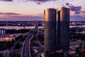 Atmosfēriska ainava, kas izceļ gaismas un ēnu spēli | Ainavu Fotogrāfs – Ventaskrasts Media