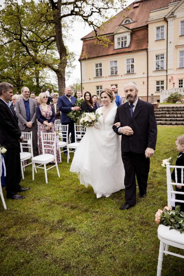 Kāzu fotogrāfs stāsta jūsu mīlestības stāstu – detalizēti un emocionāli kadri no gatavošanās līdz pēdējai dejai