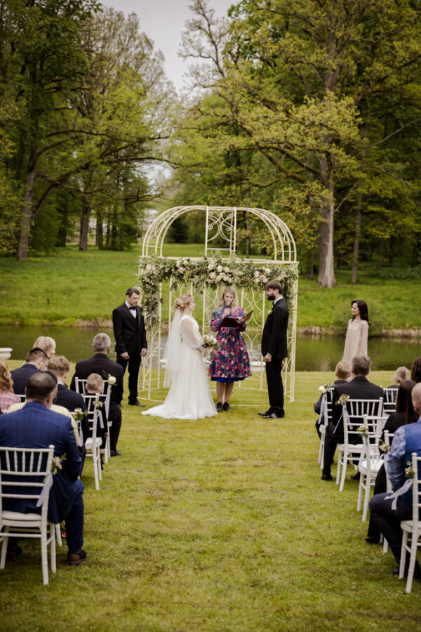 Profesionāls kāzu fotogrāfs Rīgā un Pierīgā – kvalitatīvas kāzu fotosesijas ar radošu pieeju un emocionāliem mirkļiem jūsu īpašajā dienā