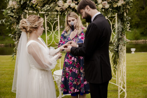 Kāzu fotogrāfs Kurzemē – fotosesijas pie jūras, pilsdrupās vai muižās, radot skaistus un emocionālus attēlus par jūsu mīlestības stāstu