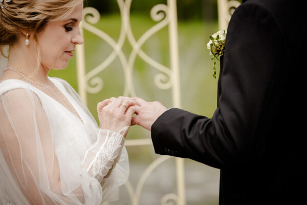 Sirsnīgs kāzu fotogrāfs, kurš iemūžina ne tikai notikumus, bet arī pāra emocijas, smaidu un mīlestību, radot patiesu atmiņu kolekciju