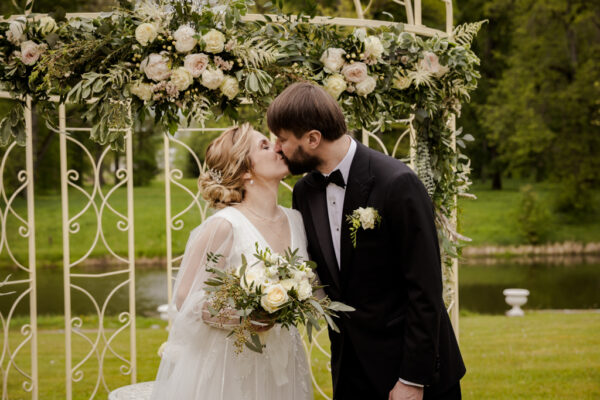 Kāzu fotogrāfs romantiskām fotosesijām – stilīgi un emocionāli kadri, kas uzsver pāra mīlestību un īpašo dienas noskaņu