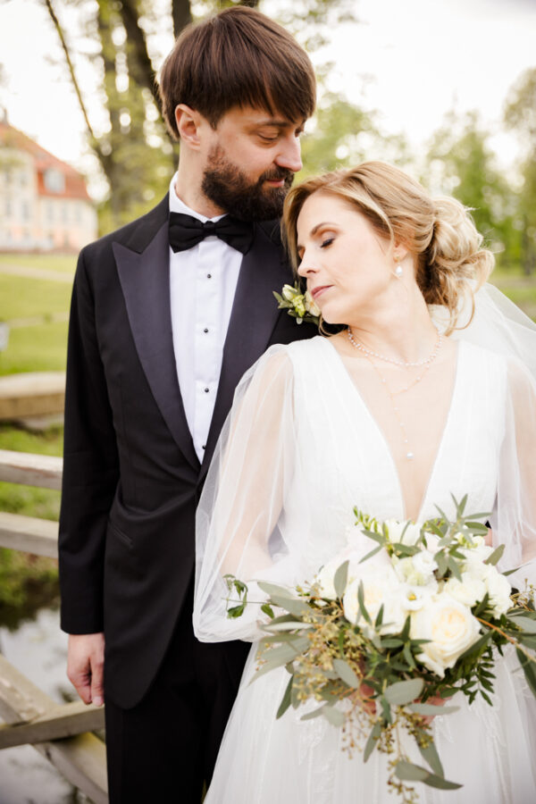 Kāzu fotogrāfs iemūžina ne tikai pāri, bet arī kāzu dienas detaļas – ziedus, dekorus, svinību atmosfēru un īpašās sajūtas