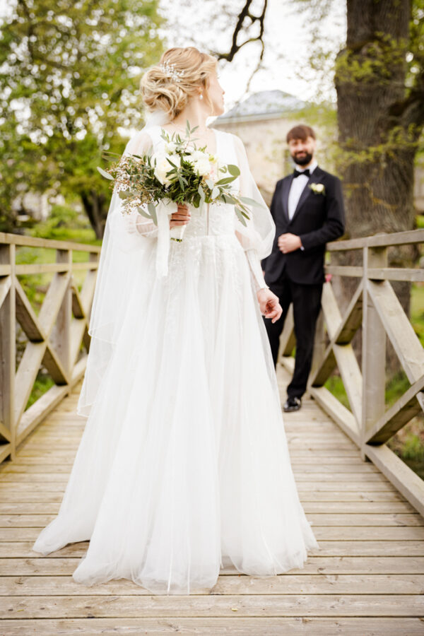 Moderns kāzu fotogrāfs ar mūsdienīgu redzējumu – stilīgi, estētiski un emocionāli kāzu foto, kas atspoguļo jūsu personību