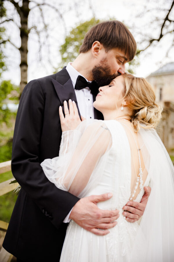 Kāzu fotogrāfs ar individuālu pieeju – personalizēta fotosesija, kas atspoguļo jūsu raksturu, sajūtas un mīlestības stāstu