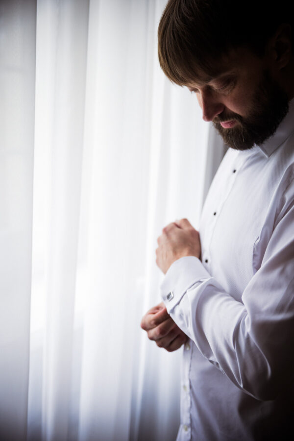 Kāzu fotogrāfs iemūžina neviltotas emocijas, smaidu un prieka asaras, radot fotogrāfijas, kas stāsta jūsu mīlestības stāstu mūža garumā