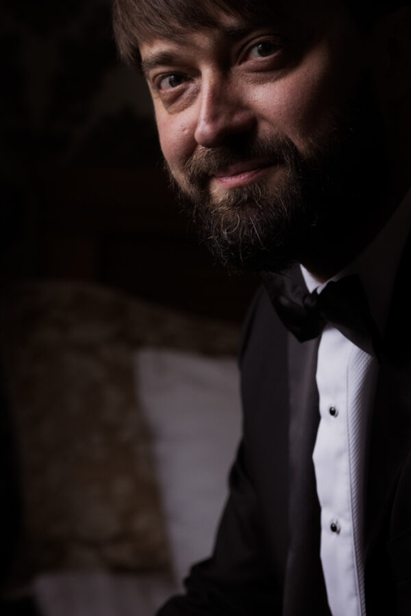 Pilna servisa kāzu fotogrāfs – no sagatavošanās brīžiem un ceremonijas līdz svinībām un dejām, nodrošinot kvalitatīvu fotostāstu.