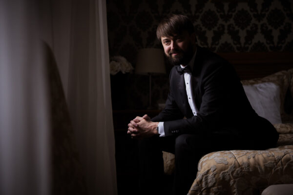 Kāzu fotogrāfs saglabā jūsu mīlestības stāstu – īpašos mirkļus, detaļas un emocijas, kas kļūst par skaistām atmiņām mūža garumā