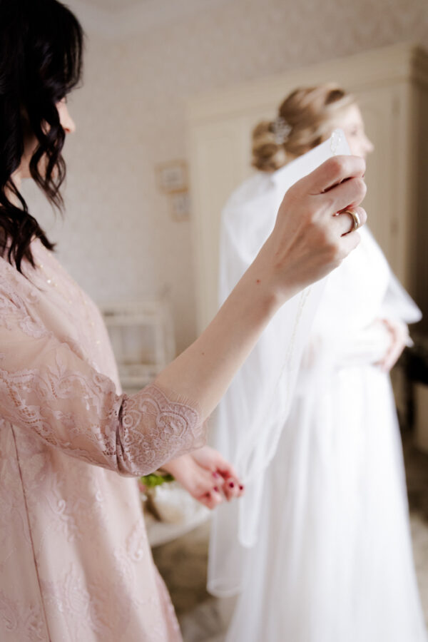 Radošs kāzu fotogrāfs ar unikālu stilu – mākslinieciski un estētiski kadri, kas izceļ pāra individualitāti un kāzu dienas atmosfēru