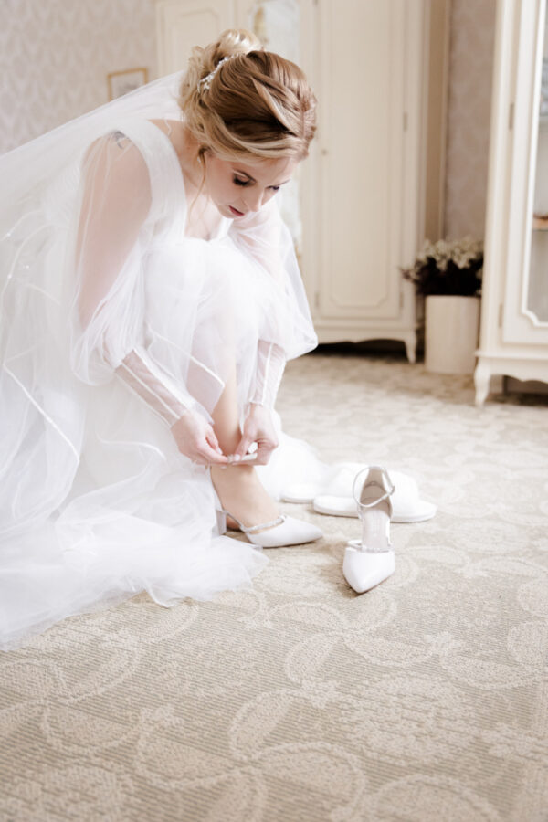 Pieredzējis kāzu fotogrāfs ar plašu portfolio – simtiem pāru uzticība un garantēti kvalitatīvi foto no dažādām kāzu lokācijām Latvijā