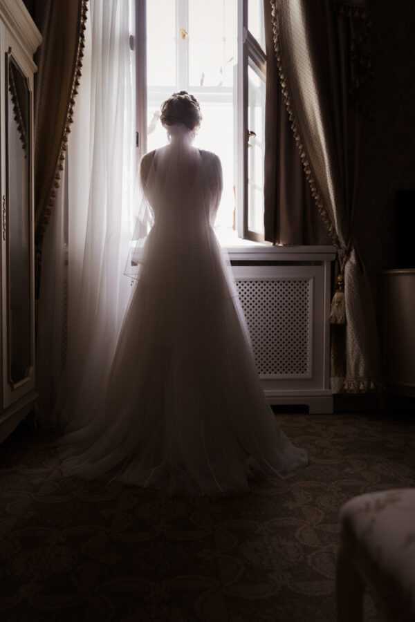 Kāzu fotosesija dabā ar profesionālu fotogrāfu – romantiski un dabiski mirkļi laukos, parkos vai mežā ar īstām emocijām