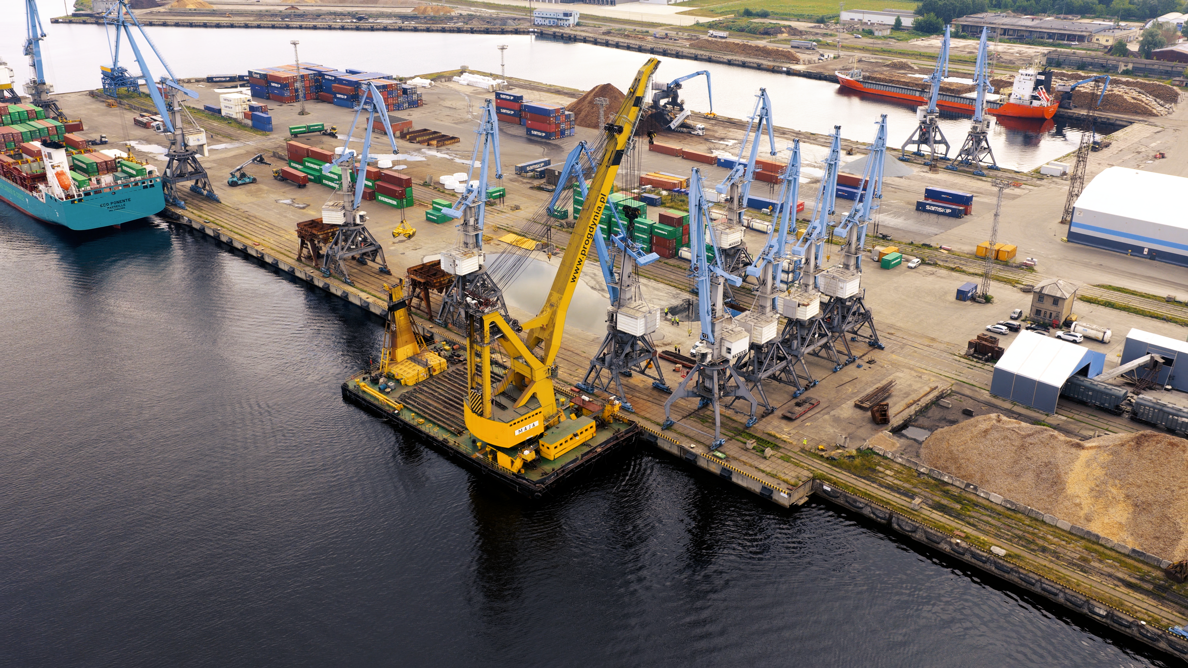 Dronu foto uzņēmumiem - Rīgas kuģu būvētava industriālie krāni