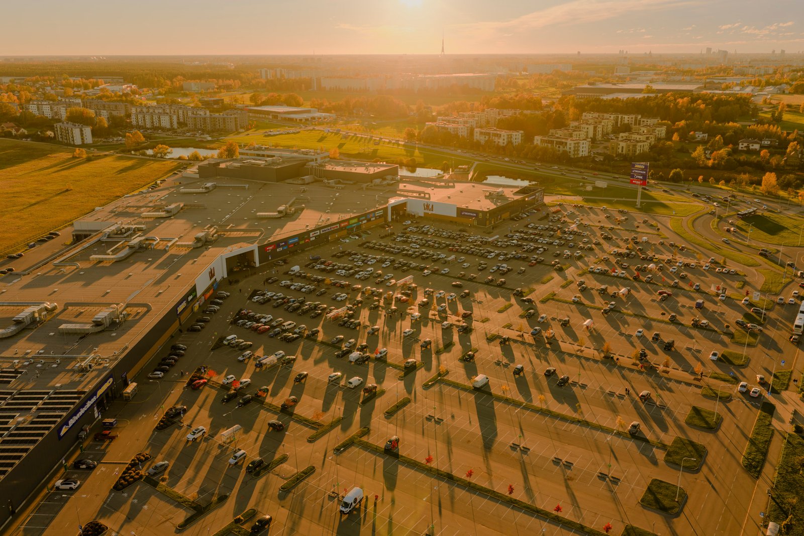 Tirdzniecības centrs zelta stundā, gaisa foto reklāmas materiāliem
